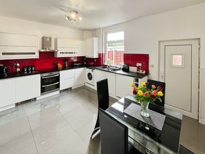 Kitchen Diner- click for photo gallery